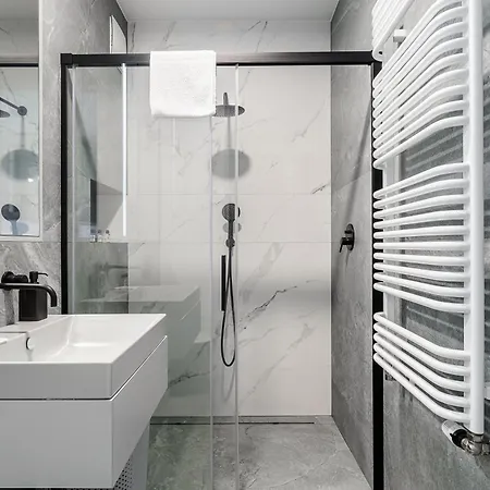 Beautiful Apartment With Parking In Mennica Residence Warsaw Exterior photo